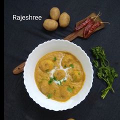 A picture of Dum Aloo.