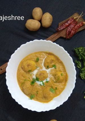 A picture of Dum Aloo.