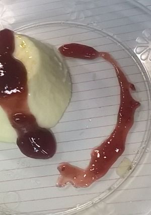 Una foto de Panna cotta con mermelada de frutos rojos