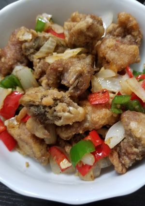 A picture of Chinese Crispy Pork Ribs with bell peppers 椒鹽排骨.