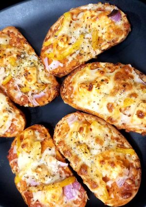 A picture of Garlic bread pizza.