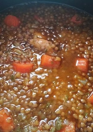 Una foto de Lentejas con verduras y pollo en olla GM G