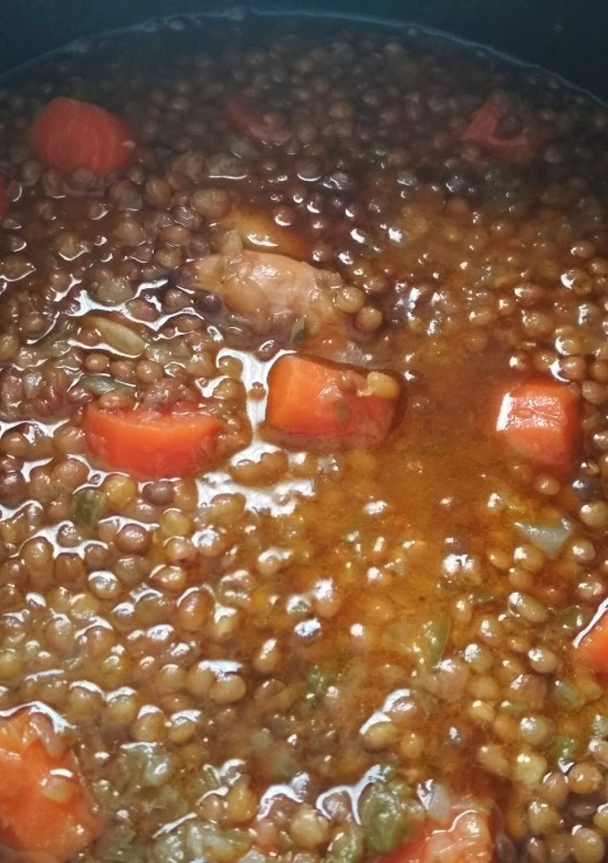 Una foto de Lentejas con verduras y pollo en olla GM G
