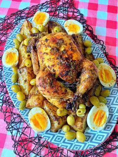 Una foto de Pollo asado a la imperial con patatas asadas, huevos y olivas