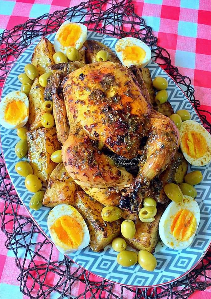 Una foto de Pollo asado a la imperial con patatas asadas, huevos y olivas