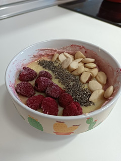 Una foto de Avena con manzana y frambuesas