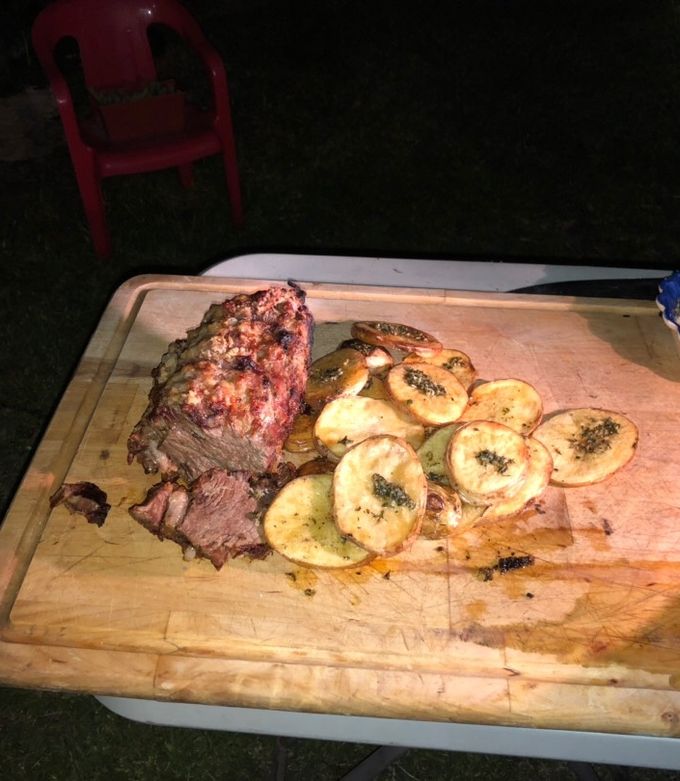 Una foto de Lomo con papas al horno de barro