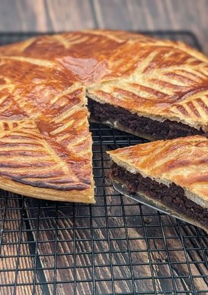 Une photo de Galette des rois noisettes et chocolat