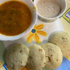 Idli sambar with coconut chutney A picture of Idli sambar with coconut chutney.