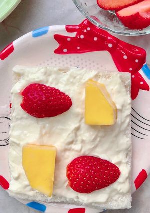 รูปของ Strawberry Mango Iced Breadขนมปังเย็นไส้ครีมสตอเบอรี่และมะม่วง