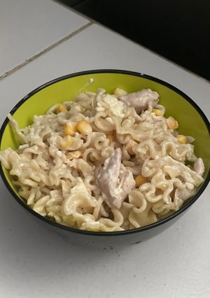 Una foto de Pasta fría con pollo y maíz 🌽
