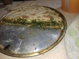 Tarta de acelga con un poco de salsa
