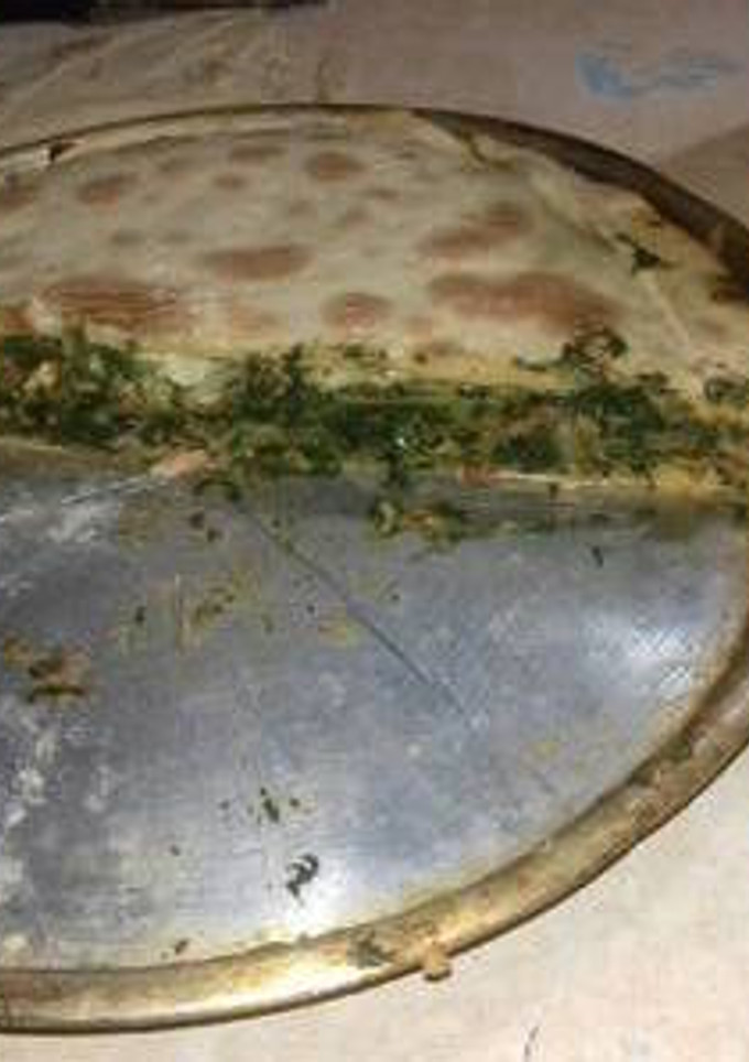 Una foto de Tarta de acelga con un poco de salsa