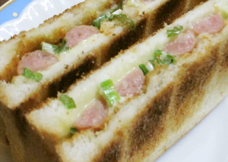 Weiner Sausage Toasted Sandwich with Green Onions