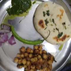 A picture of Chole Kulche.