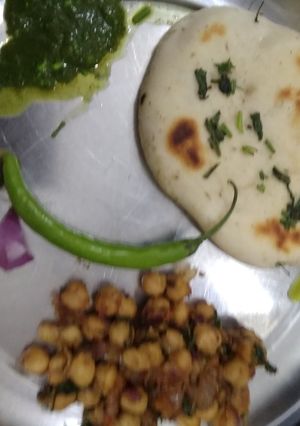 A picture of Chole Kulche.