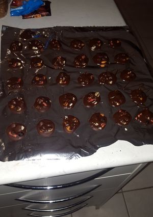 A picture of Dark chocolate clusters.