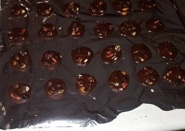 Dark chocolate clusters