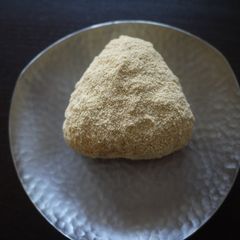 A picture of Roasted Soy Flour Rice Balls.