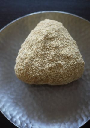 A picture of Roasted Soy Flour Rice Balls.