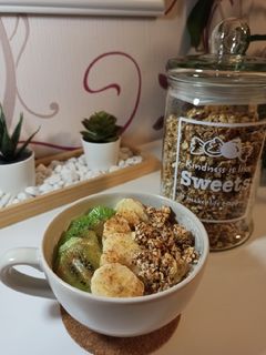 Una foto de Bol de yogur con granola casera y fruta