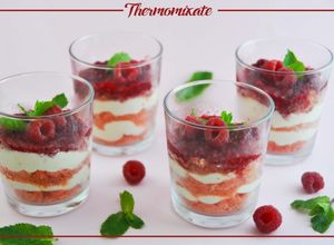 Una foto de Trifle de mascarpone, frambuesas y biscuits rosés con Thermomix