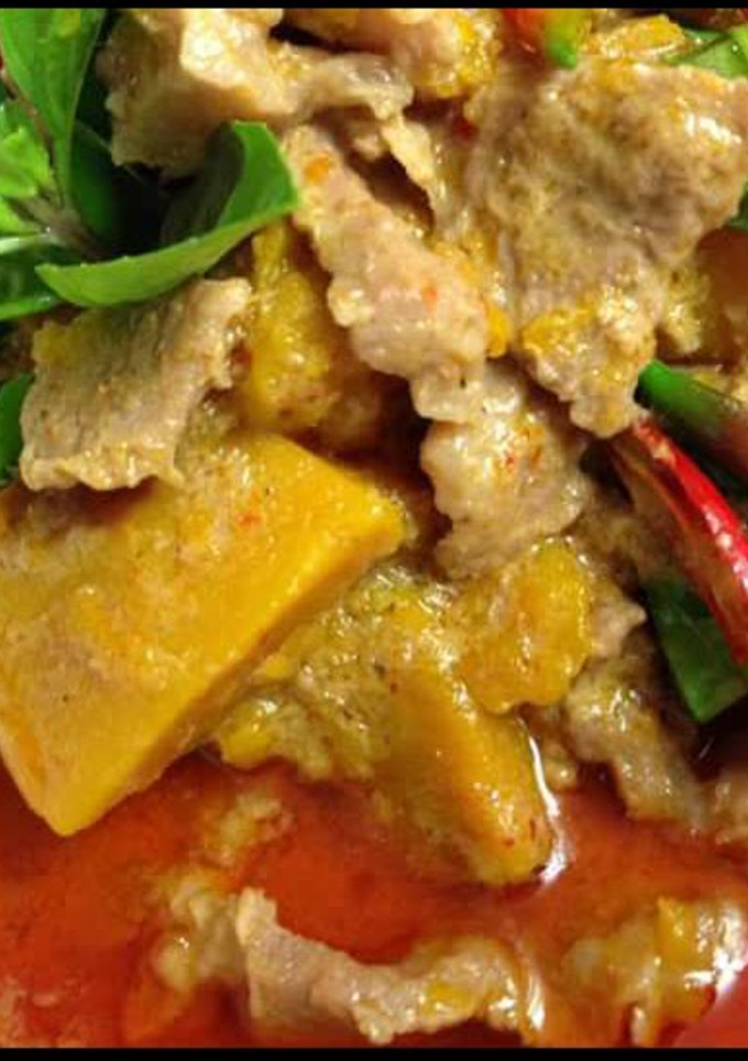 A picture of Red curry with pork and pumpkin.