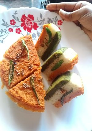 তিরঙ্গা সুজি ধোকলা (tiranga sooji dhokla recipe in bengali) রেসিপির প্রধান ছবি