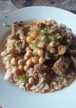 Una foto de Estofado de cerdo con garbanzos y arroz