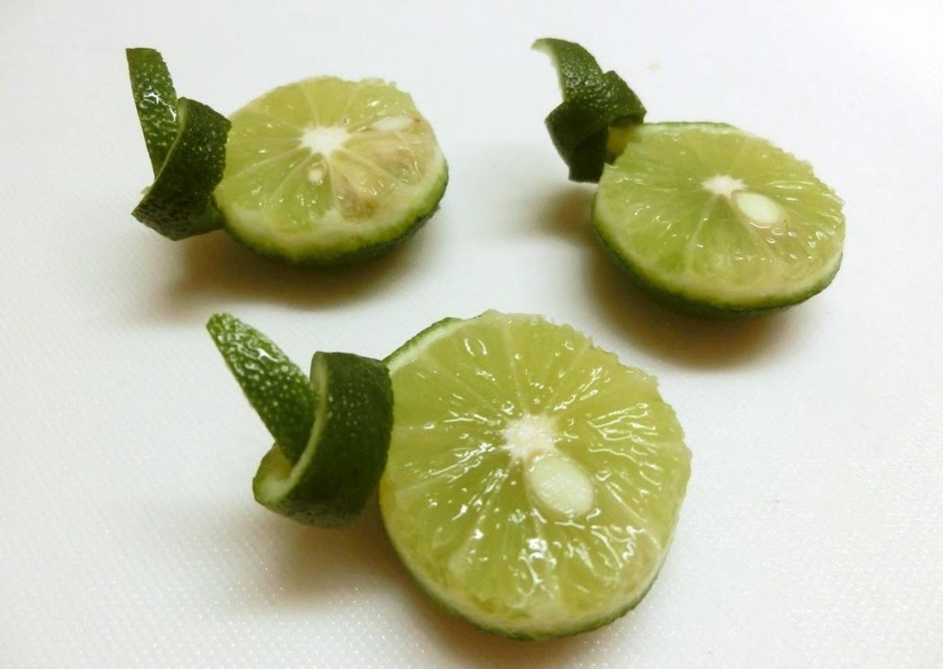 A Decorative Way to Cut Sudachi Citrus Fruit