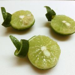 A picture of A Decorative Way to Cut Sudachi Citrus Fruit.