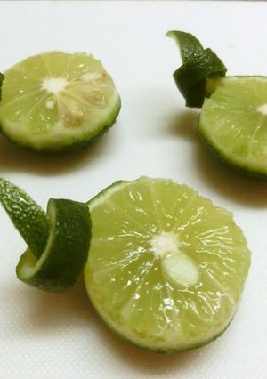 A picture of A Decorative Way to Cut Sudachi Citrus Fruit.