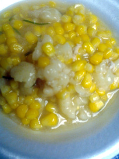 A picture of corn and cauliflower.