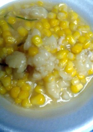 A picture of corn and cauliflower.