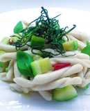Strozzapreti con salsa di alici, zucchine e buccia di zucchine fritta