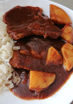 Una foto de Chuletas en chile pasilla 🐽