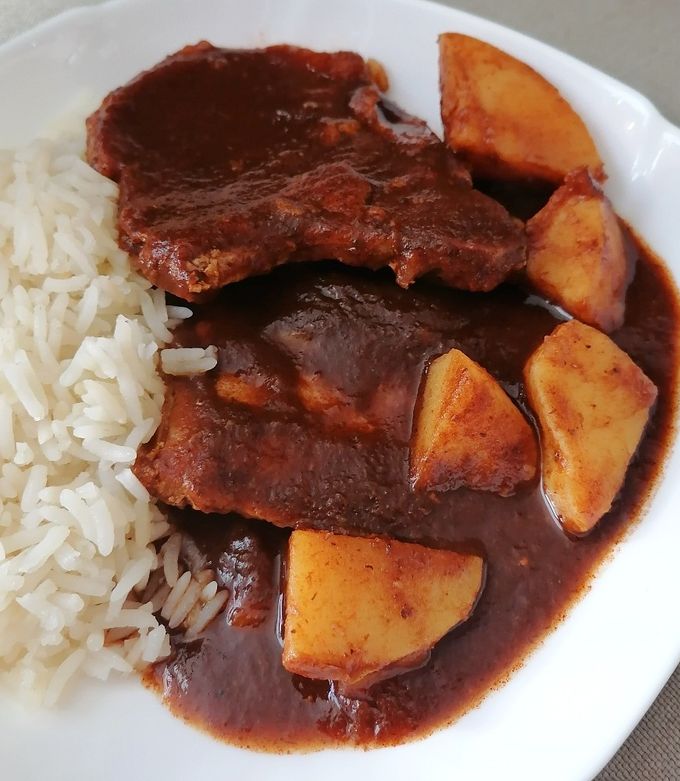 Una foto de Chuletas en chile pasilla 🐽