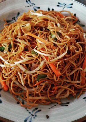 वेज चाउमीन (veg chowmein recipe in Hindi) रेसिपी मुख्य फोटो