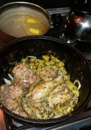 Una foto de Pollo con papas y cebolla acompañado con puré instantáneo (muy fácil)