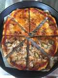 Pizza mitad marinera y mitad de roquefort