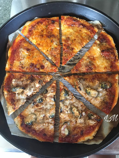 Una foto de Pizza mitad marinera y mitad de roquefort