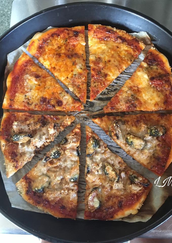 Una foto de Pizza mitad marinera y mitad de roquefort