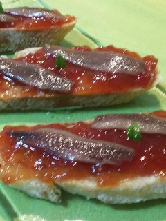 Una foto de Tostadas con confitura de tomate y anchoas