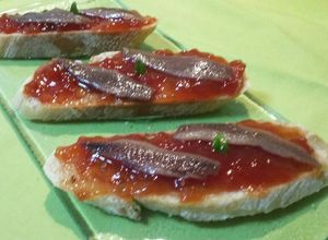 Una foto de Tostadas con confitura de tomate y anchoas