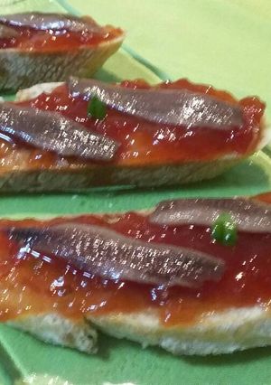 Foto principal de Tostadas con confitura de tomate y anchoas