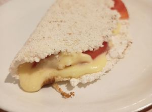 Una foto de Tapioca rellena de tomate y queso