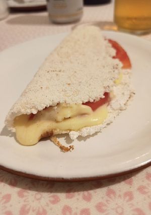 Una foto de Tapioca rellena de tomate y queso