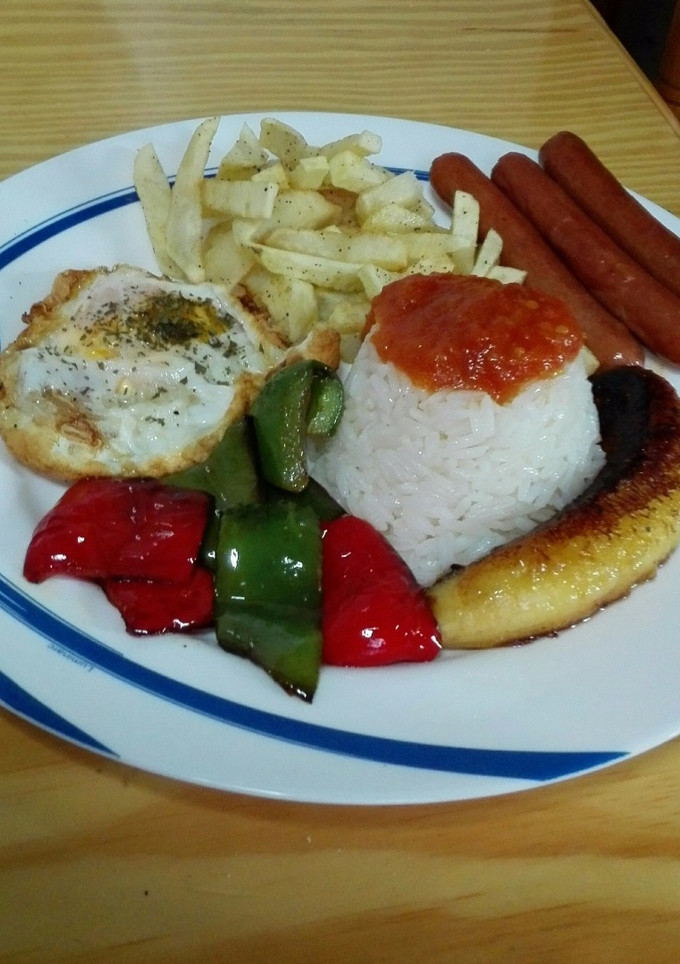 Una foto de Arroz a la cubana, a mi estilo