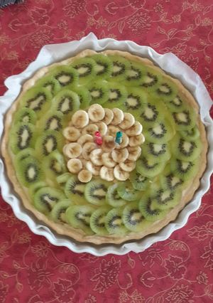 A picture of Kiwi and banana tart.