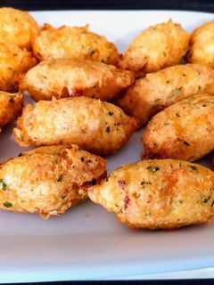 Una foto de Bollos de bacalao (bolinhos de bacalhau)